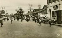 Porto Novo, le grande marché vers 1950  - La ville de Porto-Novo est reliée deux fois par semaine à Cotonou et à Lagos (Nigeria) par voie lagunaire par des pirogues de 10 à 20 t, à Cotonou quotidiennement par le train (Guid’AOF – édition 1948) .